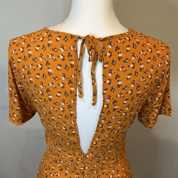 V-Neck Mustard Yellow Floral Mini Dress Forever 21 Size Medium - Picture 5 of 7